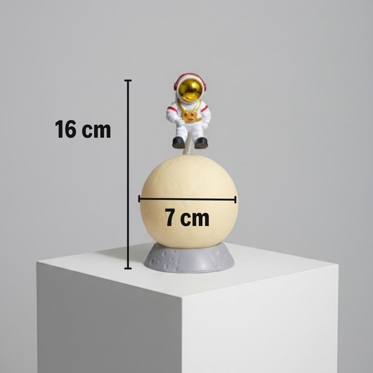 3D Ay Üzerinde Astronot LED Gece Lambası – Dokunmatik 10 Renk Değiştiren Dekoratif Çocuk Odası Masaüstü Ay Lambası