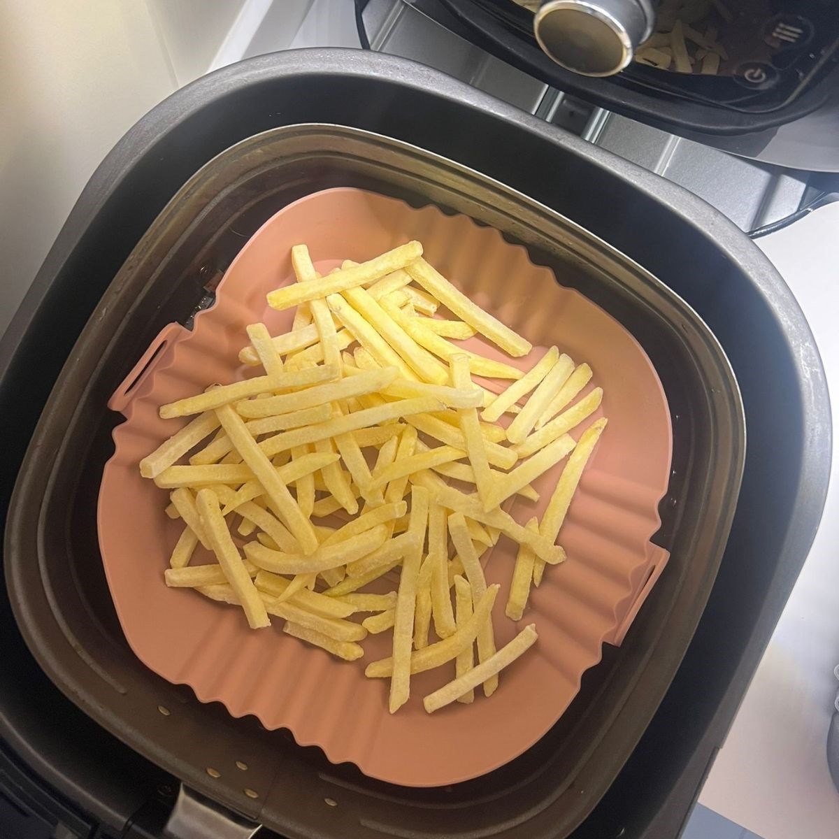 Renkli Isıya Dayanıklı Yıkanılabilir Silikon Fırın Ve Airfryer Kare Model Pişirme Matı 20 Cm