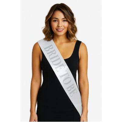 Beyaz Saten Üzerine Kalın Gümüş Yazılı Bride To Be Kuşağı 10 cm Genişlik