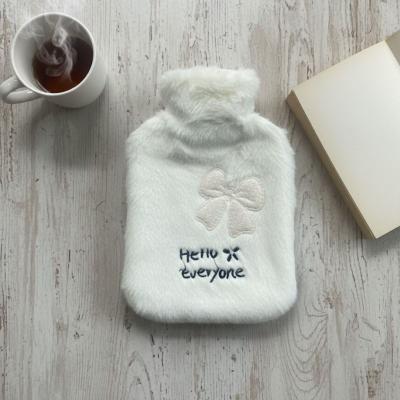 Hello Everyone Yazılı Kurdeleli Beyaz Peluş Sıcak Su Torbası 1 Lt ? Yumuşak Kılıf, Uzun Süre Sıcak Tutan Termal Su Torbası