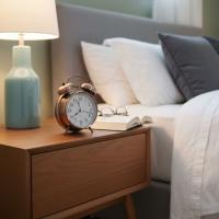 Nostaljik Çalar Saat – Retro Tasarım, Sessiz Akan Mekanizma, Yüksek Sesli Alarm, Masa ve Komodin İçin Dekoratif Saat