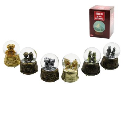 ORTA BOY - 8CM PİLLİ - IŞIKLI MÜZİKLİ KAR KÜRESİ CAM ESKİTME İNSAN FİGÜRLÜ - DESEN MİX RENKLİ HERHANGİ BİR TANESİ GÖNDERİLİR