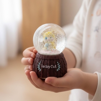 Pilli Işıklı Müzikli Kar Küresi–Şanslı Kedi Figürlü Eğlenceli Masaüstü Biblo, LED Aydınlatmalı Dekoratif Hediyelik Kar Küresi