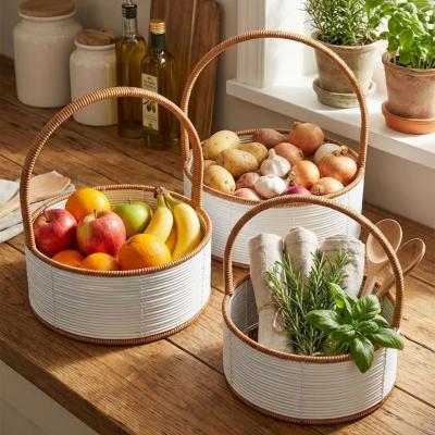 3 Boy İç İçe Geçebilen Plastik Rattan Sepetler–Beyaz Renkli,Kahverengi Saplı, Çok Amaçlı Düzenleyici ve Sunum Sepeti Seti